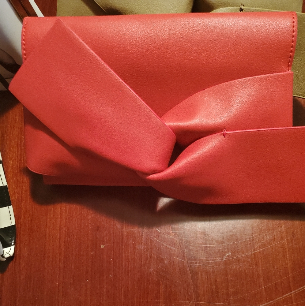 Bow Detailed Clutch